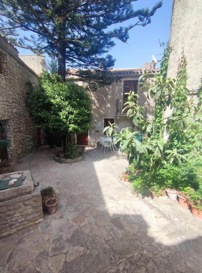 Cortile Via Sales 11 Apartment Erice Luaran gambar