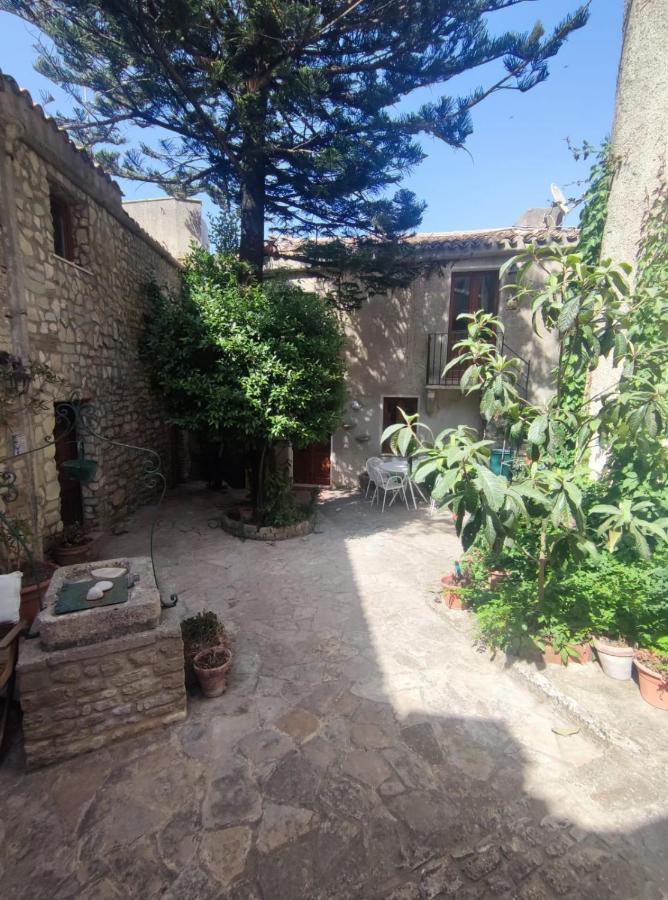 Cortile Via Sales 11 Apartment Erice Luaran gambar