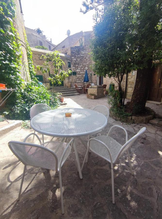 Cortile Via Sales 11 Apartment Erice Luaran gambar